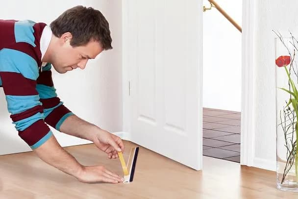 Jak uszczelnić drzwi wejściowe w bloku, by uniknąć hałasu i zimna