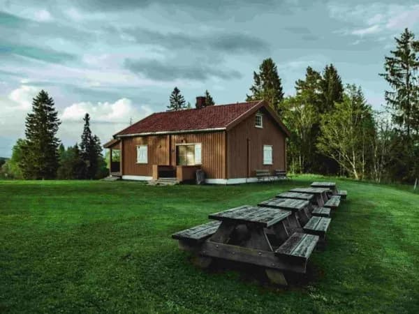 Ile domków letniskowych na działce 1000m2? Sprawdź zasady budowy