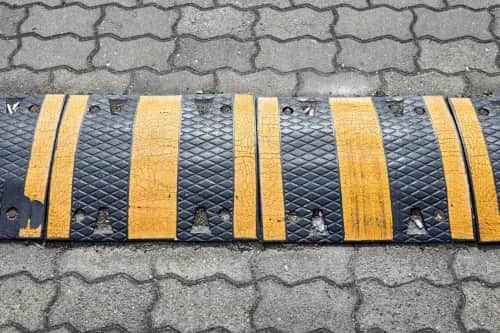 Progi zwalniające w jakiej odległości od budynku – uniknij problemów