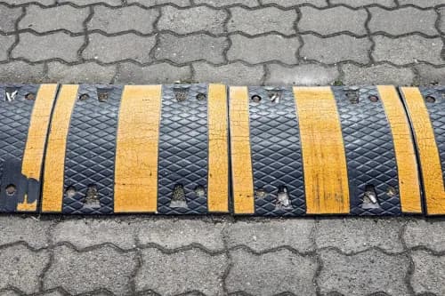 Progi zwalniające w jakiej odległości od budynku – uniknij problemów