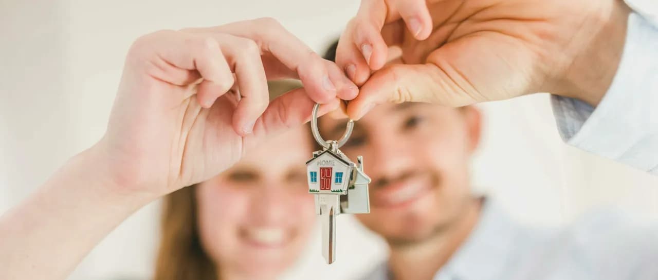 Kto płaci prowizję dla biura nieruchomości przy sprzedaży? Oto prawda