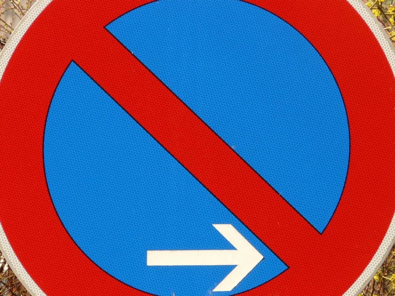 Kto stawia znaki drogowe na osiedlu? Poznaj odpowiedzialnych za to