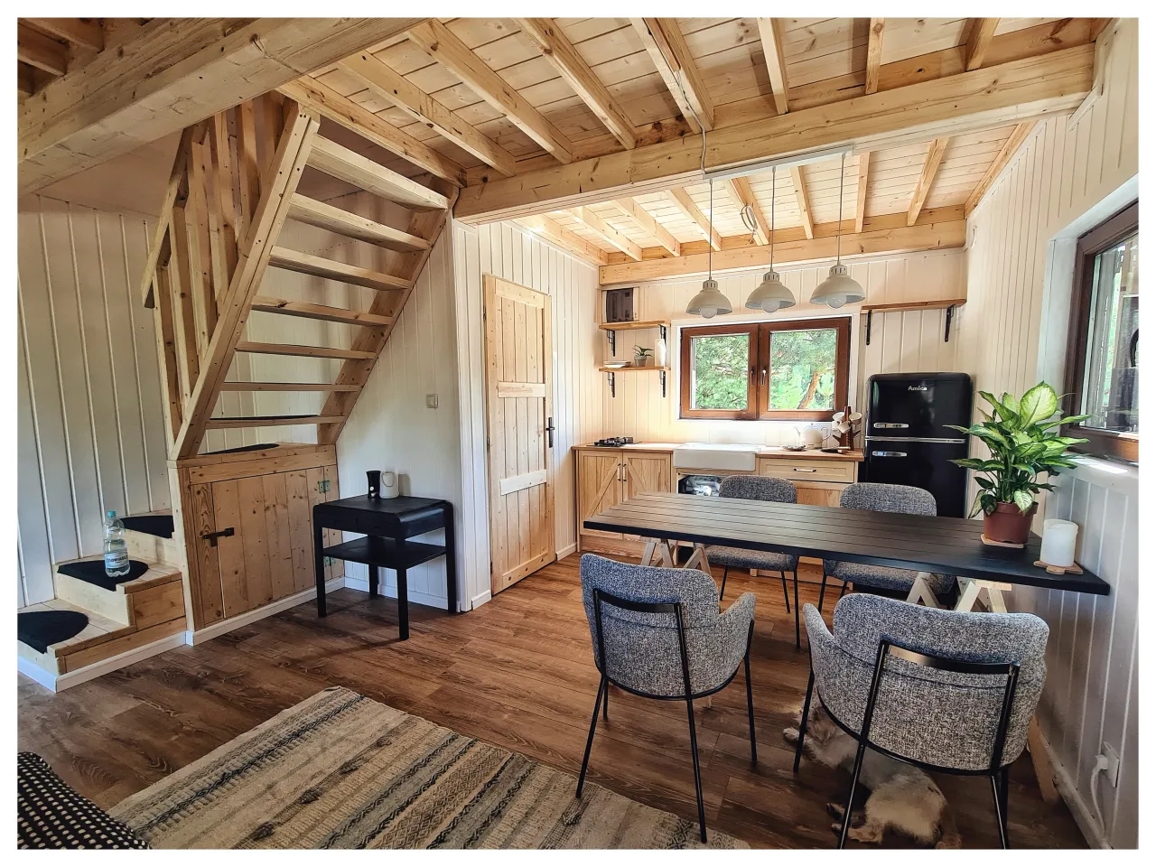 Jak urządzić wnętrze domku na działce, by maksymalnie wykorzystać przestrzeń